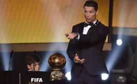 Cristiano Ronaldo en el escenario con su hijo y junto al Balón de Oro del 2014. Foto AFP