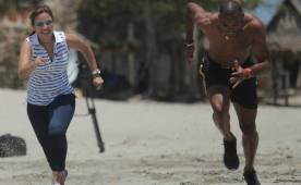 Rolando Palacios y Jenny Fernández se retaron en una carrera en la playa.