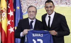 Keylor Navas presentado por Florentino Pérez en el palco de honor del Santiago Bernabéu. Foto: EFE