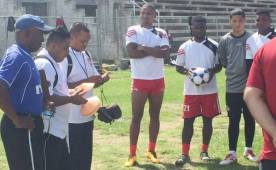 El delantero Georgie Welcome en su entrenamiento con el Arsenal de Roatán, Islas de la Bahía de la Liga de Ascenso que dirigirá Ramón Romero. Foto Cortesía