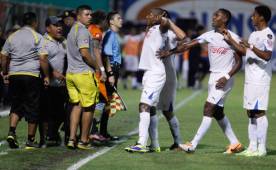 Rommel Quioto se fue a celebrar al sector de preferencia y la banca del Real España se fue contra él. Foto Wendell Escoto.