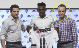 Luis Miguel Salvador (derecha) junto a Duilio Davino en la presentación del delantero hondureño Alberth Elis ayer en Monterrey. Foto cortesía IMAGO7