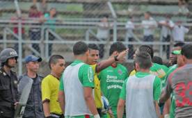 El árbitro tuvo que soportar los reclamos de todo el plantel de Marathón.