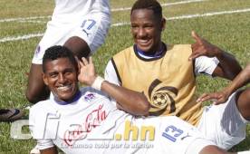 El delantero del Olimpia Carlo Costly celebrando el gol que significó el triunfo del Albo 2-1 sobre Real Sociedad ayer en Tocoa. FOTO DIEZ Delmer Martínez