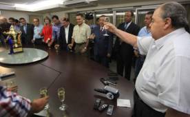 Rafael Ferrari brindó con la junta directiva del Olimpia y cuerpo técnico por la Copa 29 y expresó su orgullo también por ganar Copa Presidente y final de Reservas. Foto Juan Salgado