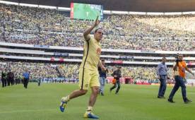 Cuauhtémoc Blanco dio la vuelta olímpica en el Azteca donde fue ovacionado por el público.