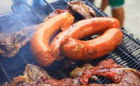 Estos fueron los deliciosos chorizos y carnes que se vendieron en el estadio Yankel Rosenthal en la ida de repechaje entre Marathón y Real España. FOTO: Melvin Cubas
