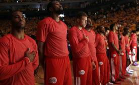 Los deportistas utilizaron uniformes de calentamiento sin el logo del equipo.