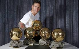 Lionel Messi y sus cinco trofeos, sin duda los más importantes en su carrera profesional.