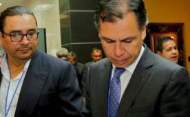 Jaime Irías, izquierda, durante una reunió con la Comisión Normalizadora de la Fenafuth al lado de José Ernesto Mejía, secretario de este ente.