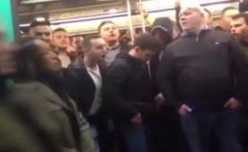 Aficionados del Chelsea no dejaron subir a señor de color al metro de París.