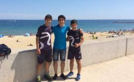 El hondureño Jonathan Rubio (centro) junto a sus ex compañeros en la Fundación de Marcet.