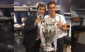Arbeloa posó en camerinos con la 'orejona' junto a Raúl y luego publicó un mensaje en Twitter que está dando de qué hablar. Foto @aarbeloa17