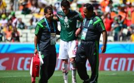 Momento en que Moreno abandona la cancha en el juego entre mexicanos y holandeses.