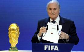 El presidente de FIFA, Joseph Blatter ha estado con la incógnita de los meses a jugarse el Mundial 2022.