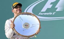 Lewis Hamilton posando con su primer premio de la temporada. (Fotos. EFE)