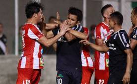 Los jugadores del Honduras Progreso se fueron contra Tilguath quien intentó poner de pie a Franklin Morales para que se cobrara rápido el penal. Foto Wendell Escoto