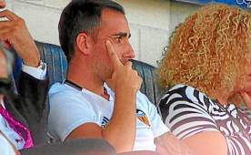 Paco Alcácer se quedó viendo el juego del Valencia en la gradería debido a que pronto se cerrará su fichaje.