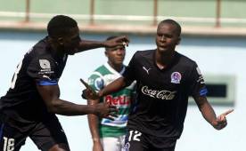 Bryan Johnson celebra junto a Estupiñán, el gol que le dio el triunfo al Olimpia en Juticalpa.