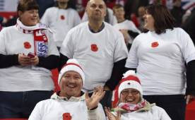 Los aficionados ingleses también lucieron las amapolas en sus camisetas.