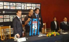 Ronaldinho Gaúcho en la sala de prensa donde se llevó a cabo su presentación. Usará el número 49. (Foto: @Club_Queretaro)