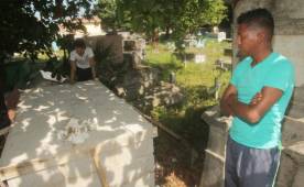 Elder Torres acudió al cementerio y visitar a su tía, que falleció semanas atrás. Foto Juan Rosales.