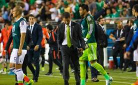 Juan Carlos Osorio salió cabizbajo tras la goleada 7-0 contra Chile.
