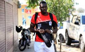 Javier Estupiñán este viernes antes de subirse al transporte que los trasladó a Gracias. (Foto: DIEZ)