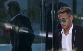 Neymar tuvo que pedirle permiso al técnico y a los capitanes del club.