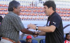 Vargas antes del partido saludó a su colega Ramón Maradiaga del Vida. Foto Juan Salgado