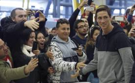 Fernando Torres a su llegada a Madrid donde fue recibido por muchos aficionados.