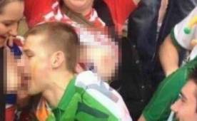 Esta es la imagen de las croatas junto a un aficionado de Irlanda.