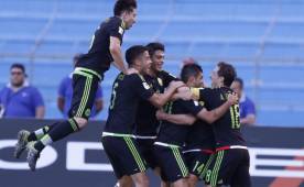 El conjunto azteca celebró por todo lo alto su primer triunfo ante Honduras en los últimos 50 años. FOTOS: DIEZ
