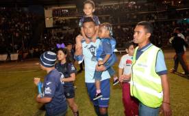 El 'Chino' Discua celebrando con niños tras el partido de la gran final. (Foto: DIEZ)