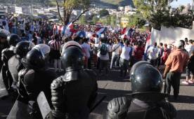 La Policía Nacional informa al público de las fuertes medidas de seguridad previo, durante y después del clásico Motagua-Olimpia. Foto DIEZ.