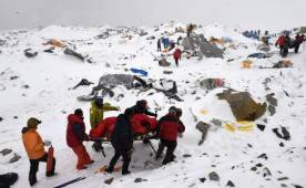 Larga jornada de rescata se está dando en el Monte Everest. (Foto: AFP)