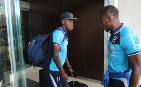 Alberth Elis junto a Maynor Figueroa cuando se aprestaban a ingresar al hotel. Fotos Ronal Aceituno, enviado especial.