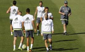 Rafa Benítez dirigiendo el entrenamiento de este viernes en el Real Madrid.