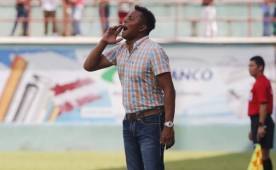 El entrenador Carlos Pavón durante el partido que Marathón venció 1-0 al Juticalpa en el estadio Juan Ramón Brevé de Juticalpa, Olancho. Foto Marvin Salgado