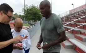 Carl Lewis vio de cerca el entrenamiento de la selección de Honduras en Houston. Foto Jorge Fermán
