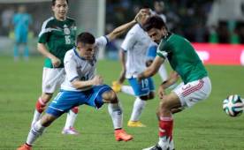 Honduras recibió los dos goles en la primera parte, en el complemento emparejó las acciones ante un México que aprovechó las dos que tuvo. Foto Wendell Escoto