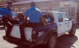 Momento en que llevan a las seis personas detenidas.