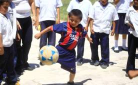 El Messi hondureño junto a sus compañeros de escuela.
