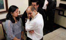 Fuad Abufele, uno de los tres presidente al momento de llegar al velatorio de su amigo Mario Verdial. Al fondo Mario Kafatti. Foto Neptalí Romero