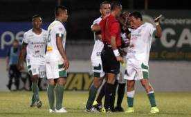 Julio 'Rambo' de León perdió el control tras ser expulsado y terminó empujando al cuarto árbitro, fue insertado en el acta y podría recibir fuerte castigo. Foto DIEZ