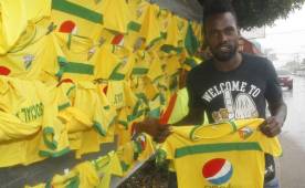 Osman Elis posando con la camisa del Social Sol. Espera convencer al entrenador Carlos Orlando Caballero para poder fichar y jugar en Liga Nacional.