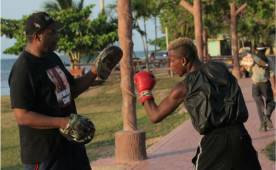 Julián Solís entrenador del Escorpión le saca el jugo al boxeador antes del combate.