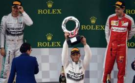 Lewis Hamilton levanta su trofeo en el podio del Gran Premio de China.
