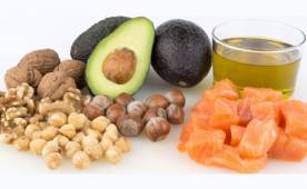Frutos secos, aguacate y otros alimentos contienen las reconocidas grasas dietéticas.