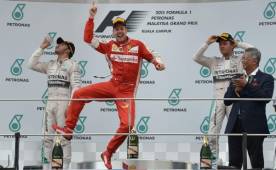 Sebastian Vettel no escondió su felicidad al quedarse con el GP de Malasia. (Foto: AFP)